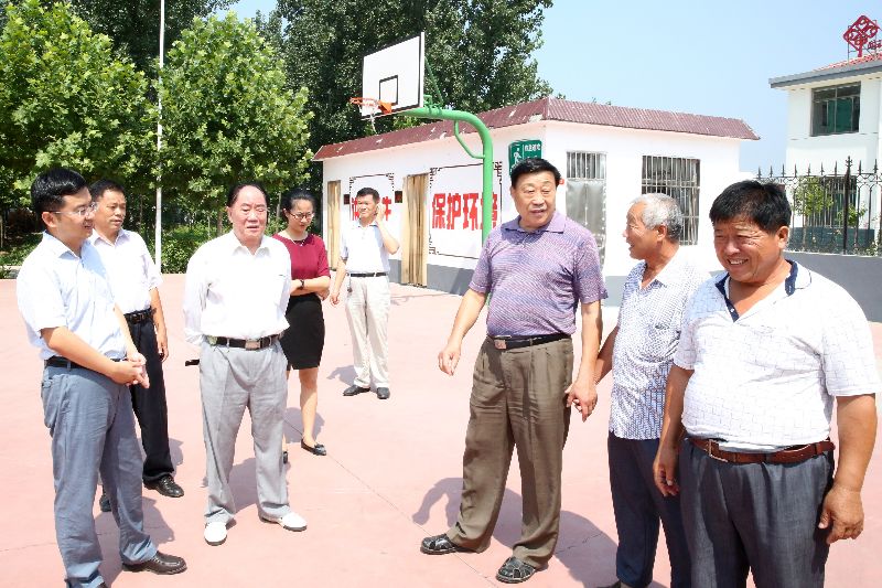 夏耀广主席与南张街道军王南村委书记亲切交谈.JPG