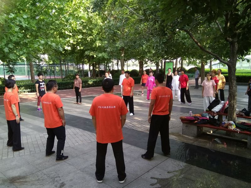 骆老师在给学员讲解太极拳.jpg