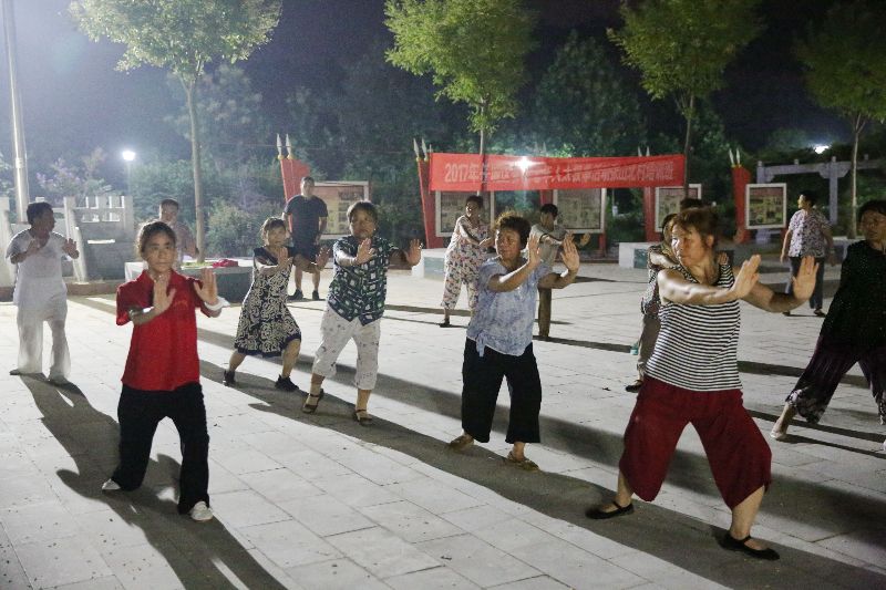 学员们在认真地练习简化24式太极拳.JPG