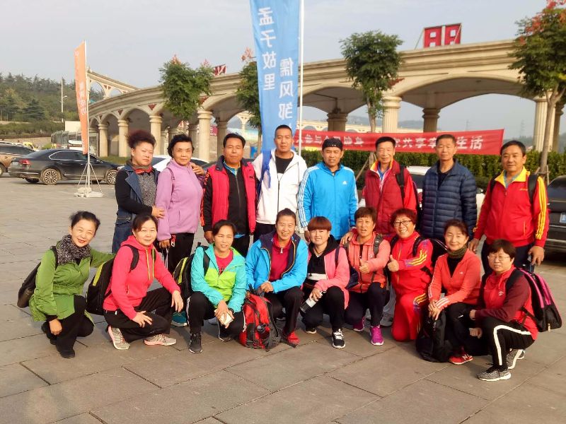 我区参赛队员合影留念.jpg