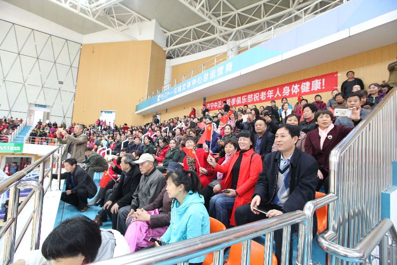 观众津津有味的观看健身项目展演.jpg