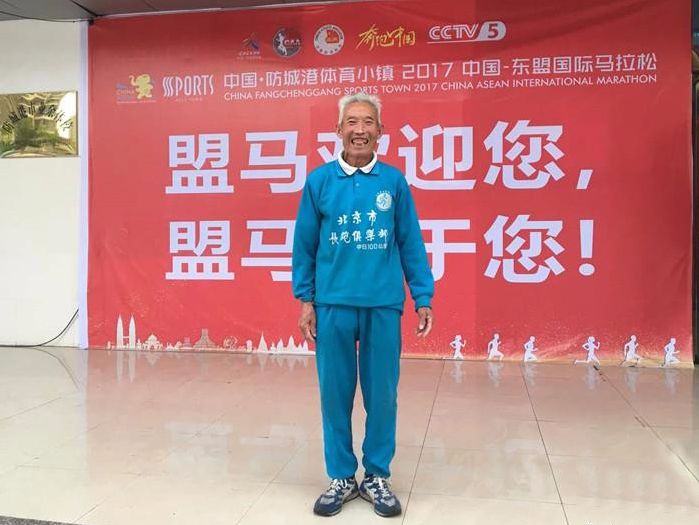 76岁的马拉松运动员.jpg