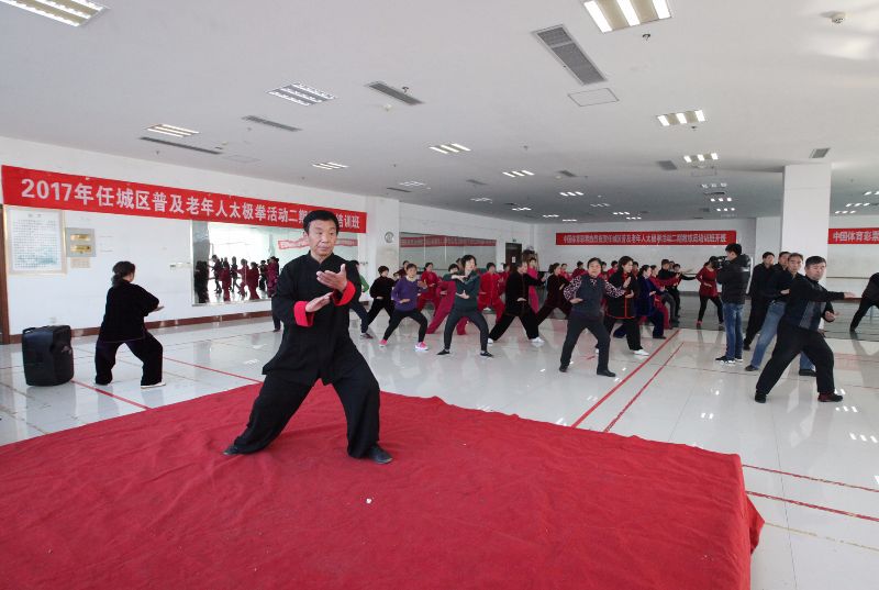 王桂生老师在做示范动作.JPG