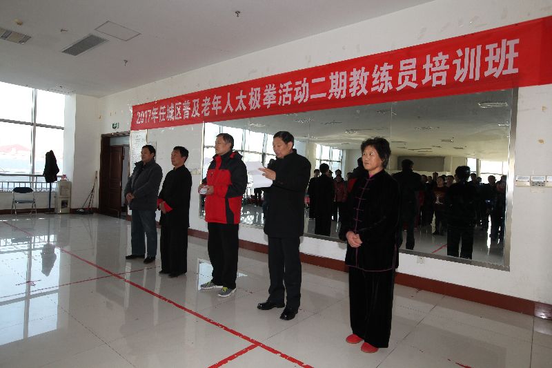 任城区老年人体育协会副秘书长赵厚国主持开班仪式.JPG