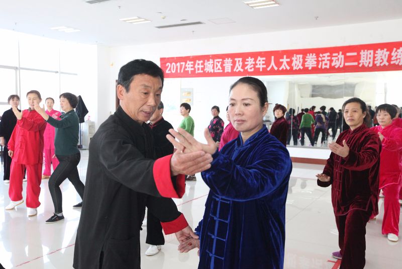 王桂生老师在指导学员.JPG