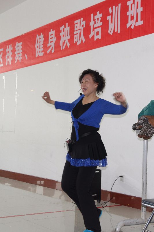 图为马增爱老师正在任城区排舞培训班上边授课边示范IMG_3894.jpg