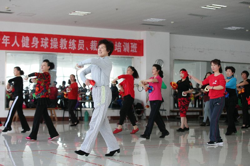 济宁市老年体协举办健身球操培训班2.jpg