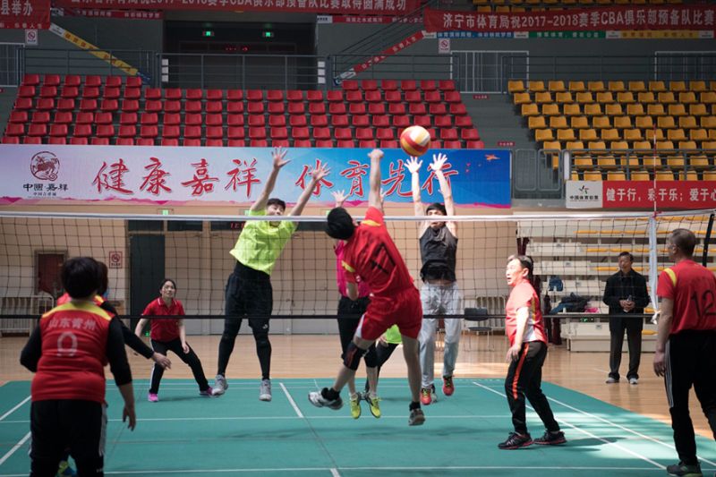 青州和嘉祥进行气排球交流1.jpg