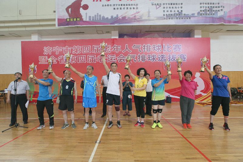 我区老年气排球队获得男、女团体冠军.jpg