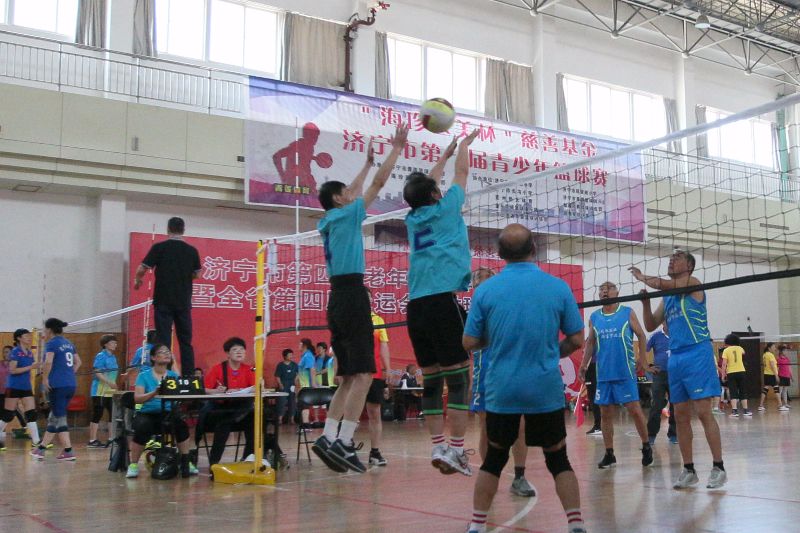 我区男子气排球队进行双人拦网.jpg