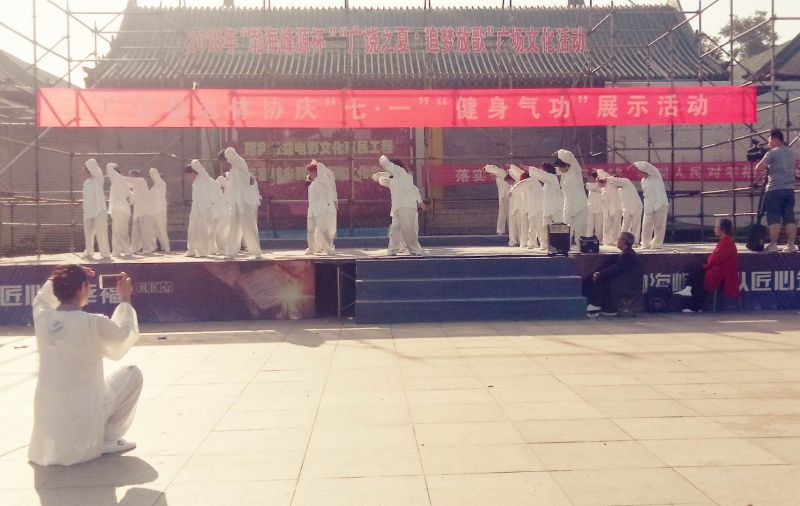 舞台站立2.jpg