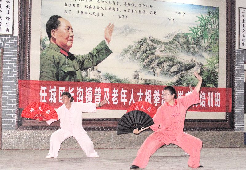贾良月老师在给村民表演太极扇.JPG