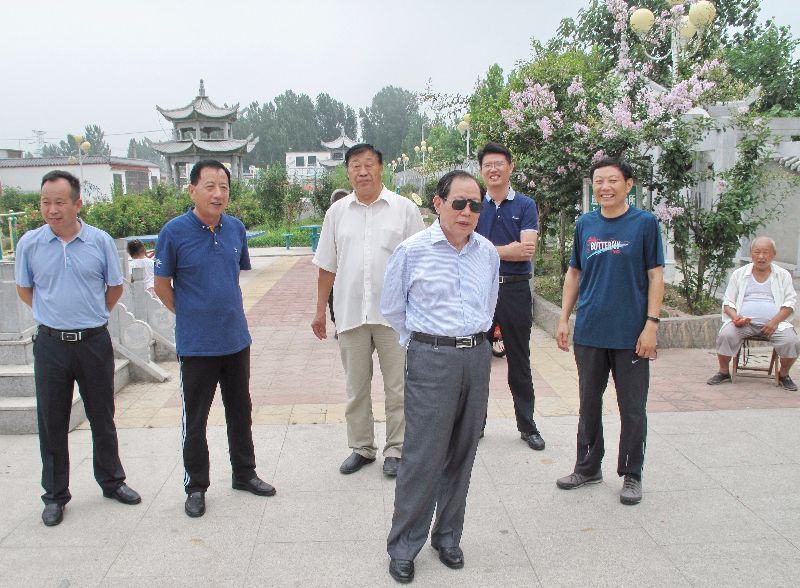 济宁市老年体协督导检查组一行在长沟镇崔庄村实地查看.JPG