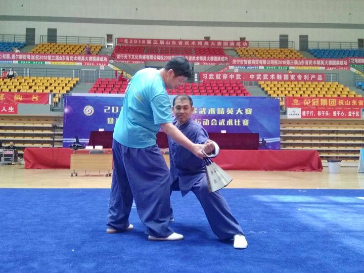 骆东军老师赛前指导参赛队员.jpg