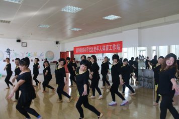 银龄舞动展风采  社区增添“靓”风景